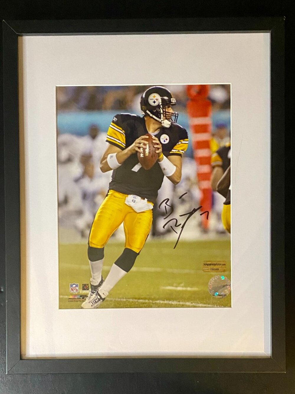 Ben Roethlisburger Signed and Framed 8x10 Photo With COA (120399) (Steelers)